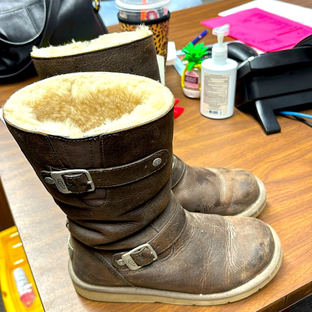 Ugg brown leather boots 
Size 6 good condition